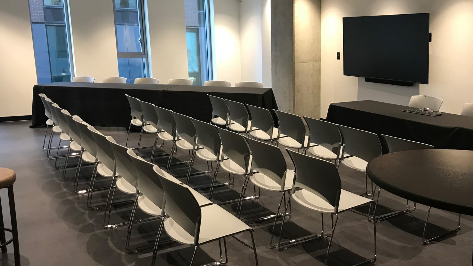 Atelier 1 in theatre setup.