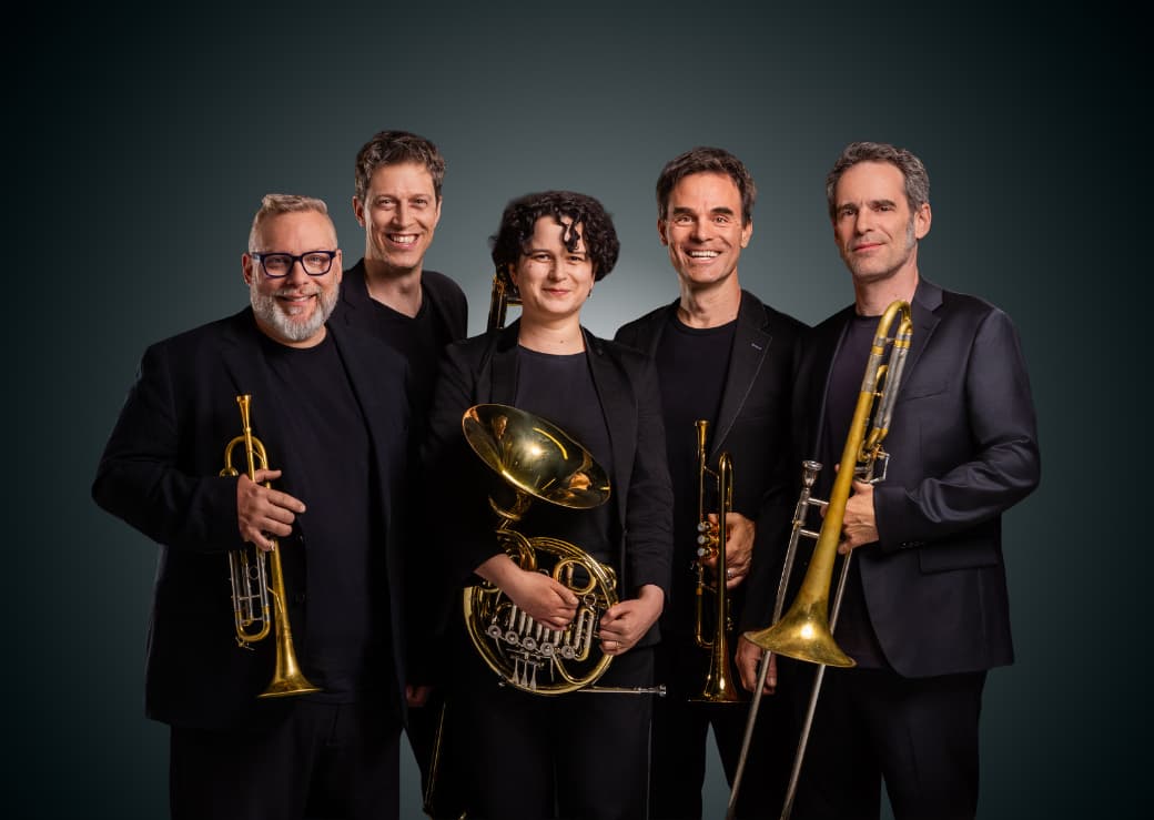 5 musicians of Buzz Cuivres with their instruments
