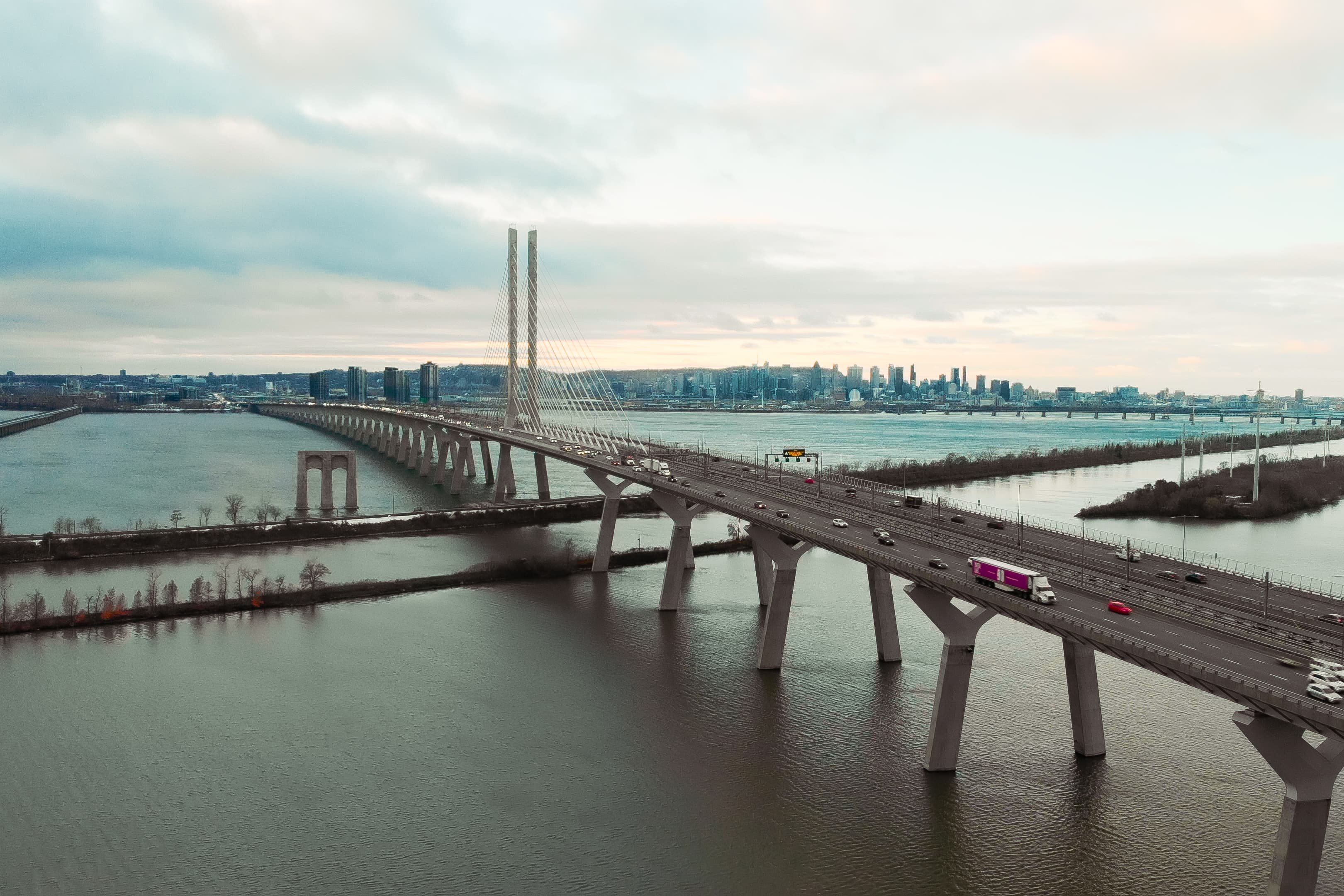 Vue de la ligne d'horizon de Montréal et du Fleuve Saint-Laurent à partir de la Rive-Sud.