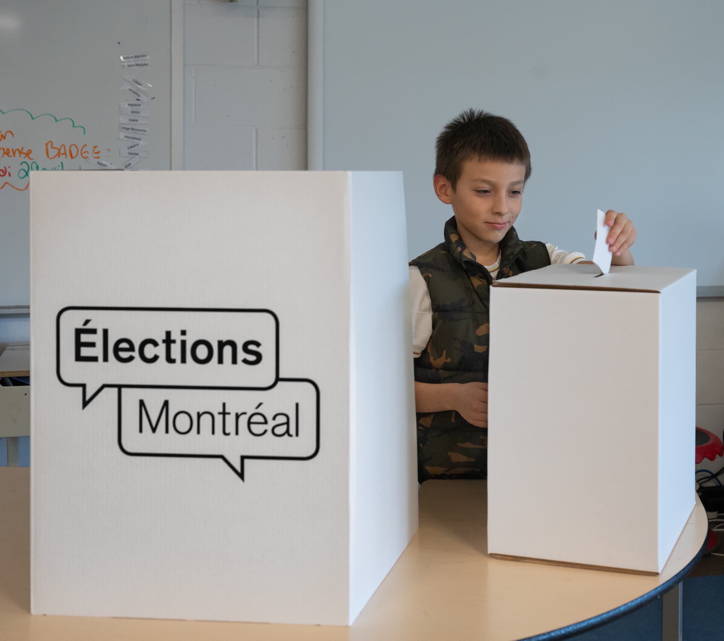 Enfant en train de voter