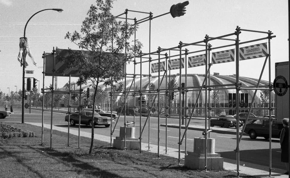 Une oeuvre de l'exposition Corridart installée devant le Stade olympique.