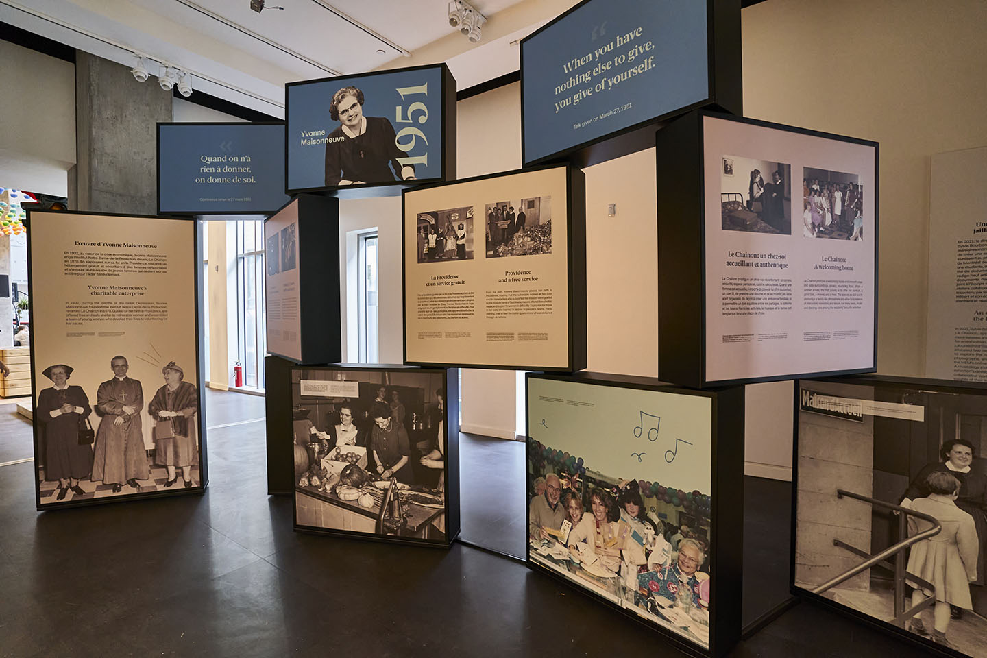 Structure d'exposition dans une salle de musée comportant du texte et des images.