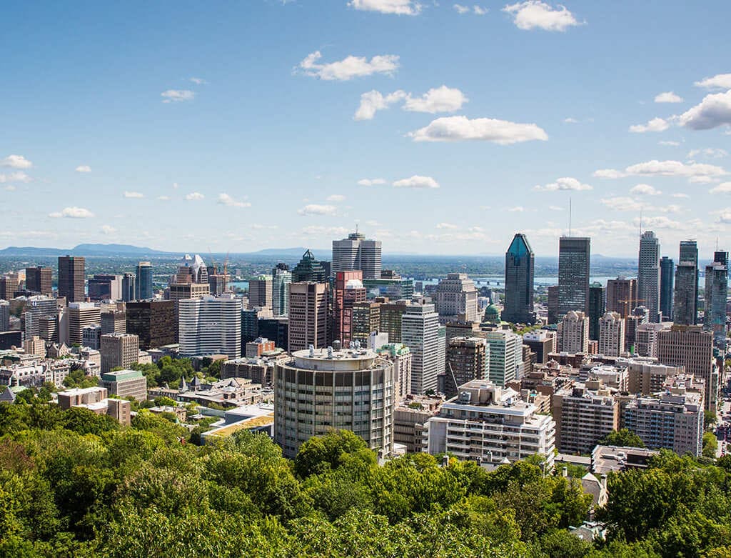 Vue sur le centre-ville de Montréal depuis le belvédère du mont Royal.