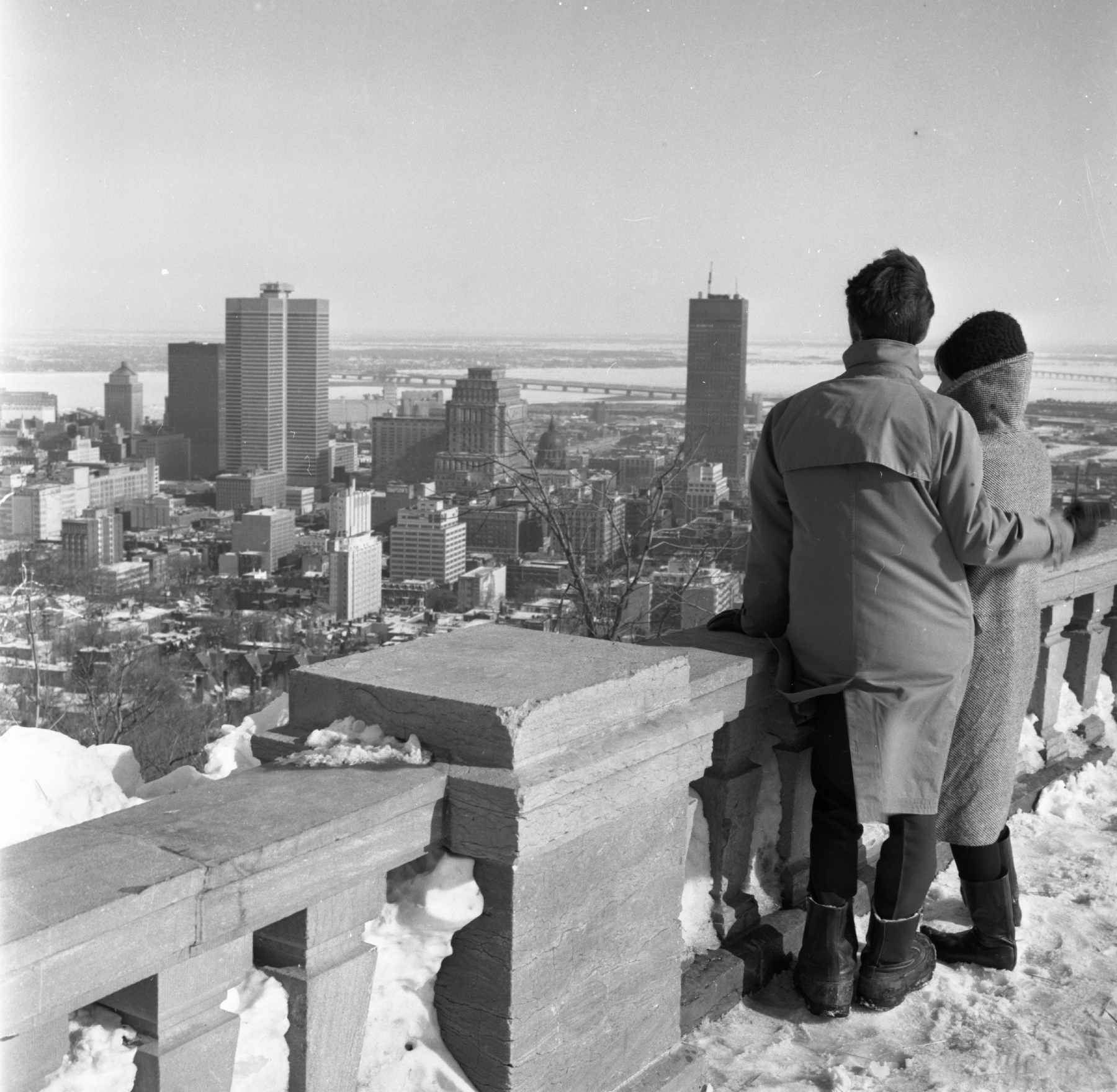 Photo d'archives montrant un couple regardant Montréal depuis le Belvédère du Mont-Royal en hiver