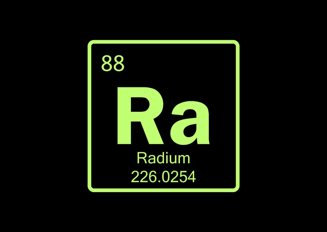 Symbole chimique Ra pour le radium sur fond noir avec texte vert fluorescent.