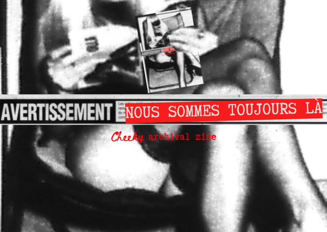 Image en noir et blanc montrant une femme assise tenant une image d'elle même avec une bande texte écrit : « Avertissement nous sommes toujours là ».