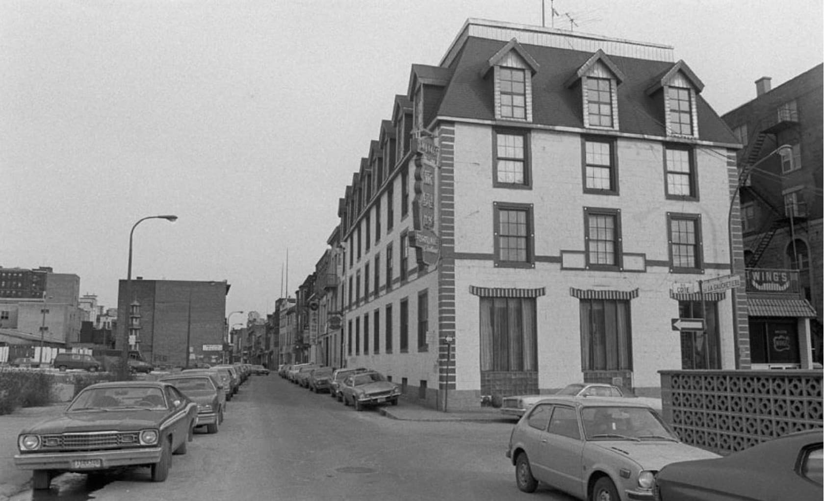 Photographie en noir blanc montrant le bâtiment de l'entreprise Wing's.